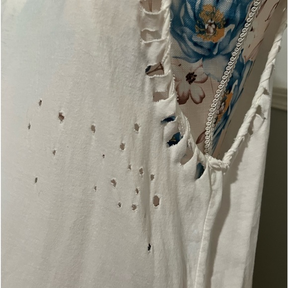 Distressed twisted tank - Picture 7 of 11